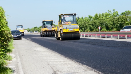 头顶烈日 公路人用汗水铺就坦途