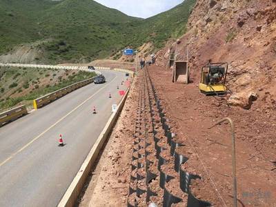 青海:海东乐都公路段蜂巢格室植草护坡工程开工